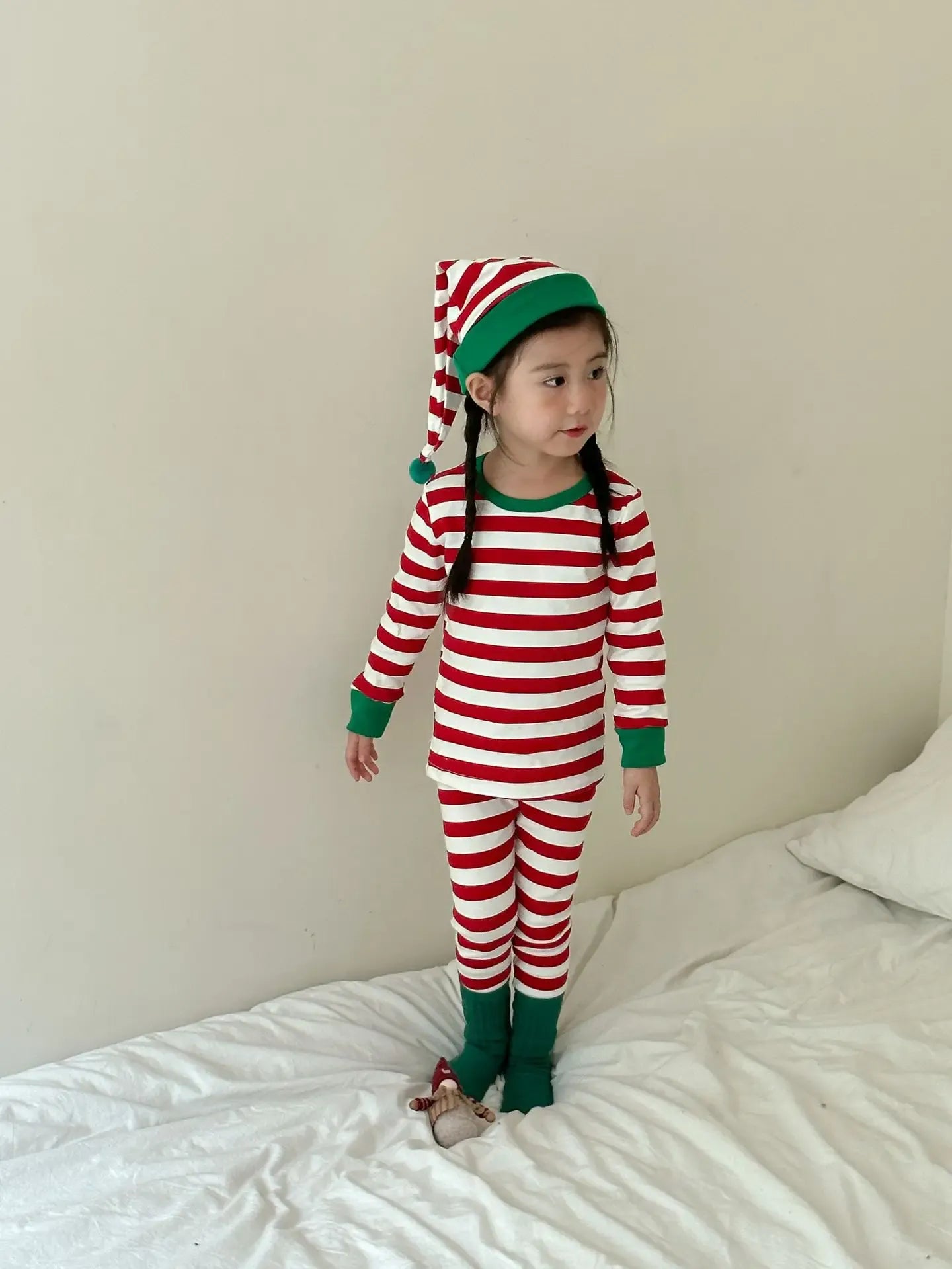 長袖セットアップ Red / 12M  80CM キッズセットアップ 3点セット クリスマスカラーボーダー長袖Tシャツ+ロングパンツ+ポンポン付きキャップ帽子 エルフコスチューム【mh0008100】