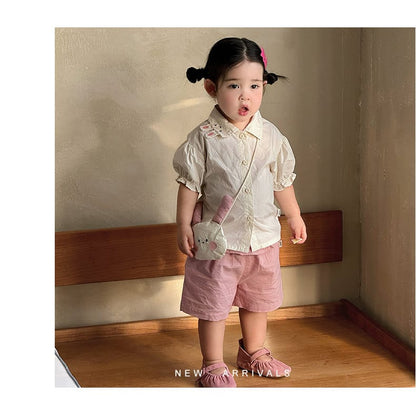 子ども用白系半袖シャツとピンクハーフパンツの着用、前面アップ。