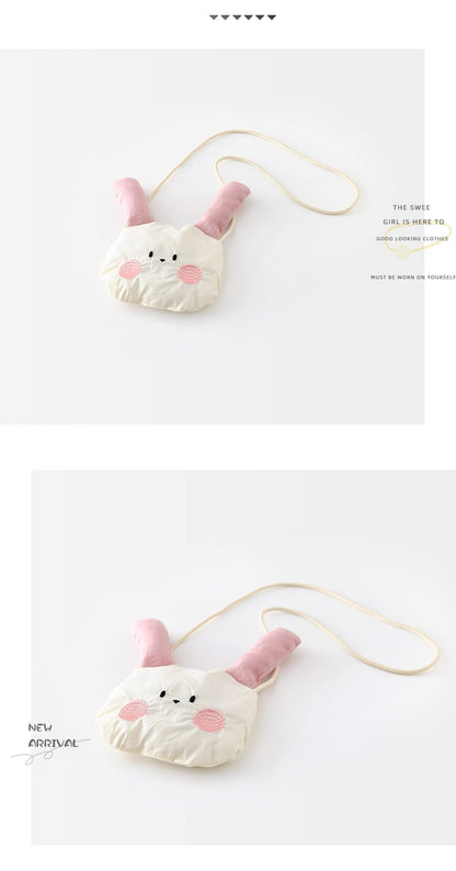 ウサギのぬいぐるみ風ポシェット。ピンクの耳と取っ手付き。