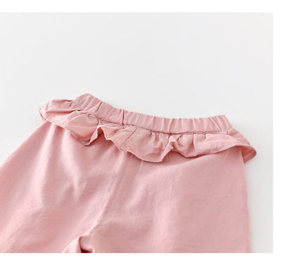 ピンクのハーフパンツ、段フリルのウエストデザイン