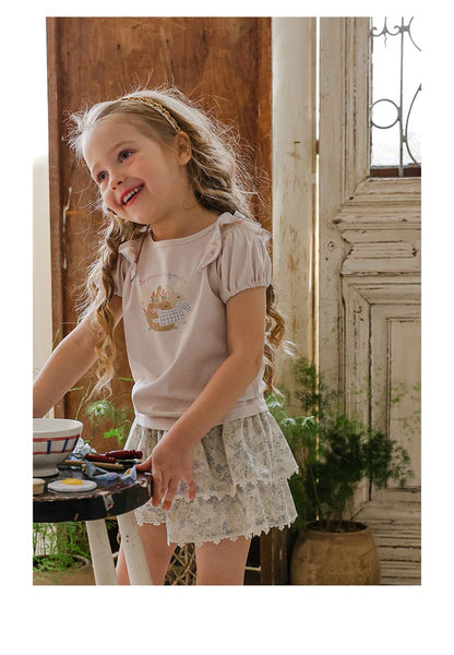 ラビット柄フリルTシャツ（白）を着用、胸のうさぎプリントと袖フリル。