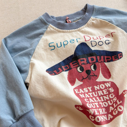ベージュ×ライトブルーのラグランプリントスウェットシャツ、犬モチーフロゴ入り