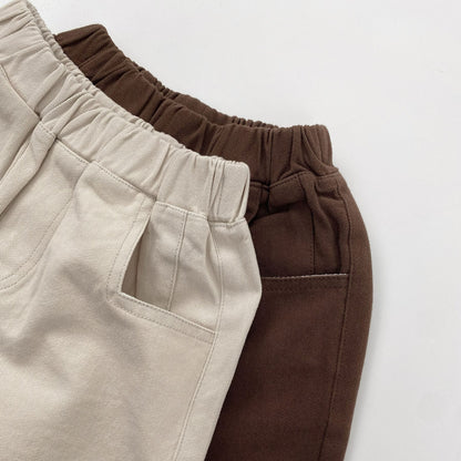 ベージュ色コットンルーズハーフパンツ、ゴムウエストと切りっぱなし裾