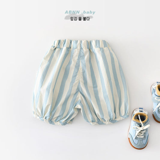 ストライプ柄ショートパンツ（ブルー系）。フロント立体シルエット、ウエストゴム。