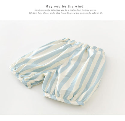 ストライプ柄ショートパンツ（青系）横たわり全体