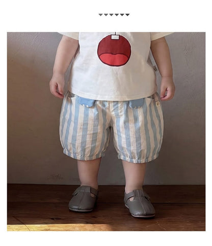 ブルー系ストライプショートパンツ。着用時のシルエット、ウエストゴム仕様。