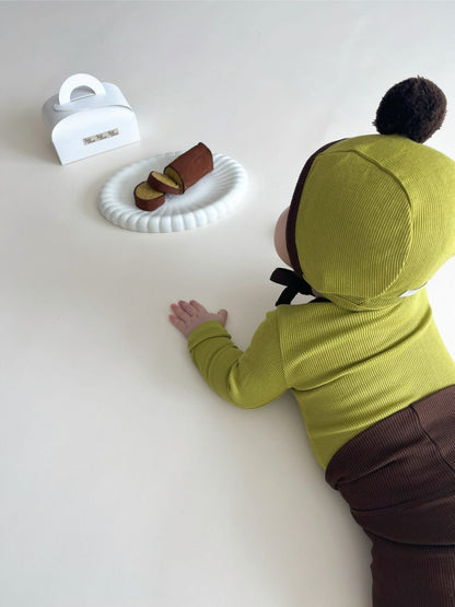 黄緑×茶の子ども用衣類セット：ポンポン帽子とロングパンツ