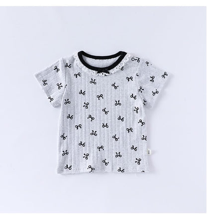子ども用リボン柄Tシャツ：グレー地に黒リボンプリント、丸首フリル風トリム