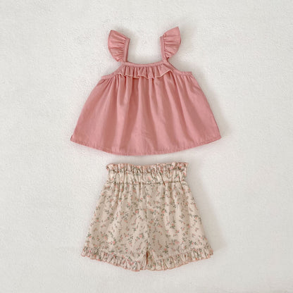 ピンクのフリル袖トップスと花柄ショートパンツのセット