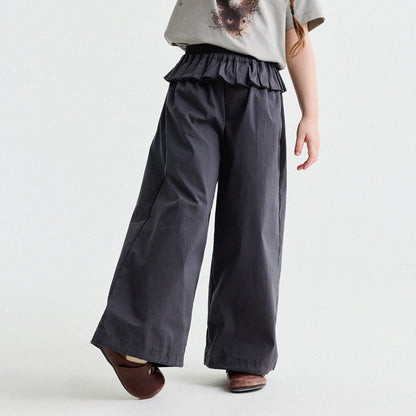 ダークグレーのロングパンツ、フリル付きウエストのストレートシルエット