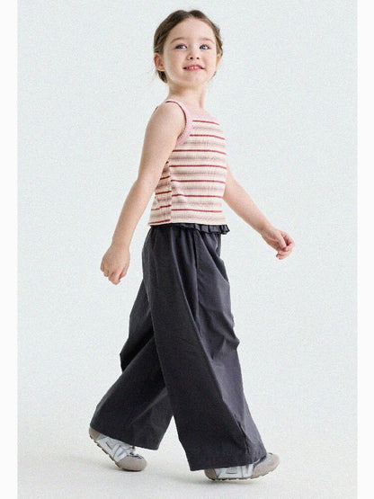 ダークグレーのストレートロングパンツ、段のあるウエストフリルデザイン