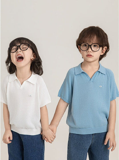 子ども用サマーニットVネックポロシャツ（半袖）ホワイト＆ライトブルー、全身