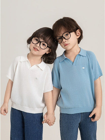 子ども用サマーニットVネックポロシャツ（半袖）ホワイト＆ライトブルー、首元アップ