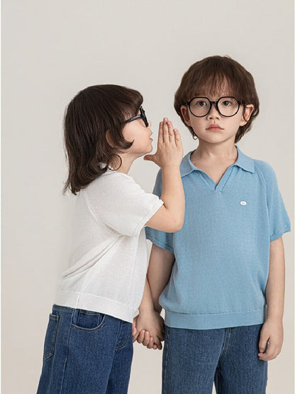 子ども用サマーニットVネックポロシャツ（半袖）ライトブルー、襟元アップ