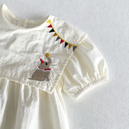 子ども用ホワイトワンピース、立体袖とギャザー。カラフル旗と動物刺繍