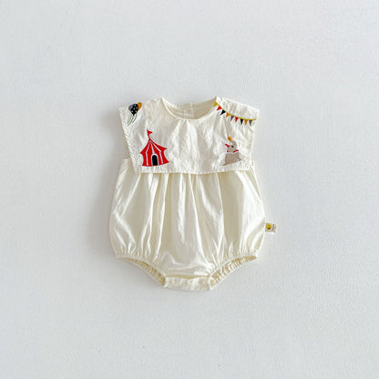 白い刺繍入りフリル付きロンパース、ラグラン風の肩と小さな絵柄