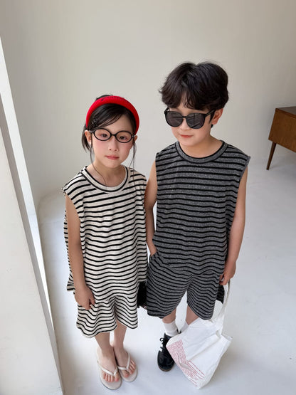 ボーダー柄ノースリーブ＆ハーフパンツセット（横向き、白×黒系＆グレー系）