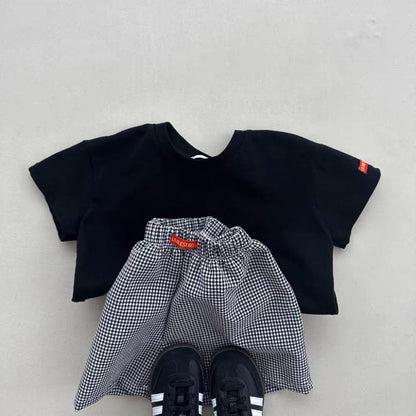 紺の半袖Tシャツとグレーギンガムショートパンツセット