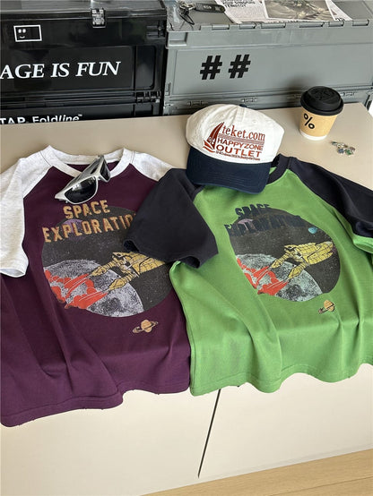 パープルと緑のラグランTシャツ2枚、宇宙柄プリントとロケット風デザイン