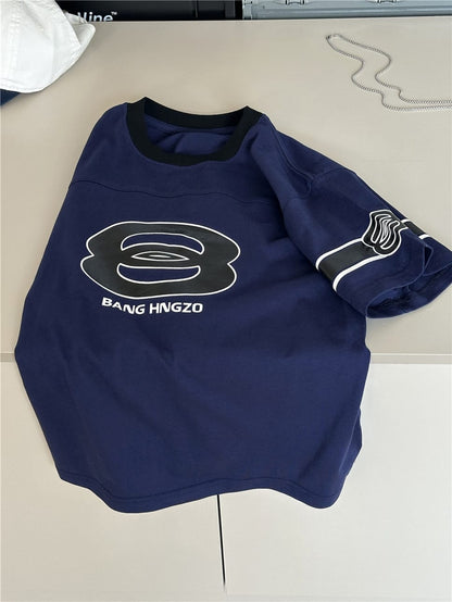 紺のコットンTシャツ、前面ロゴマークと袖のプリント、丸首リブ