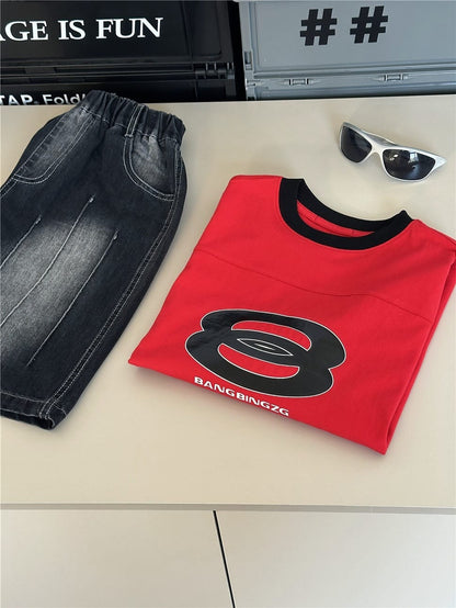 赤のコットンTシャツ、フロントのロゴグラフィックと黒リブ襟、半袖
