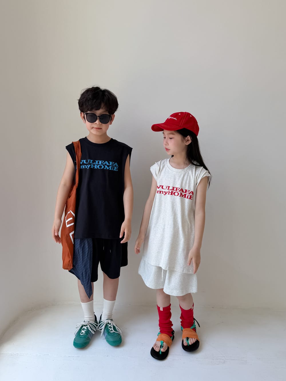 黒＆生成りのノースリーブTシャツとハーフパンツのロゴセット（横向き）