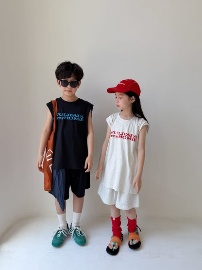 黒＆生成りのノースリーブTシャツとハーフパンツのロゴセット（横向き）