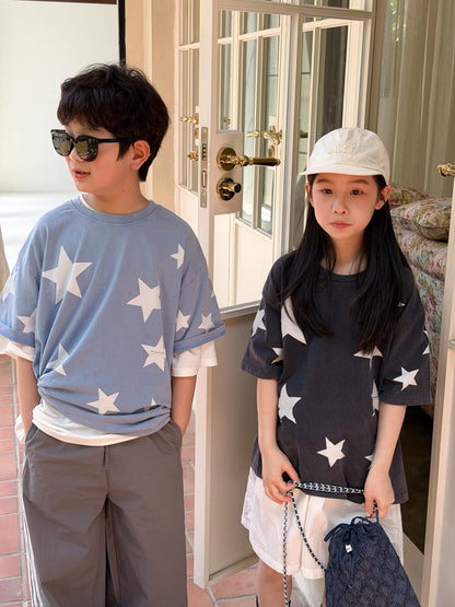 星柄プリントのルーズ半袖Tシャツ（ブルー）フロント寄り