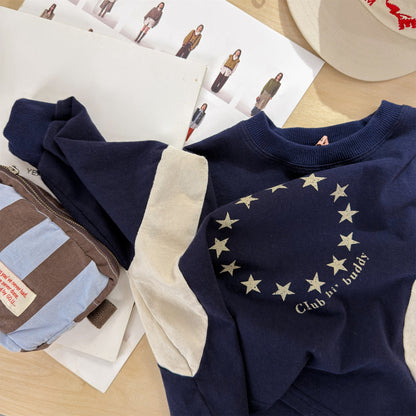 紺色の星柄プリント切替長袖Tシャツ、丸形の星モチーフとロゴ文字