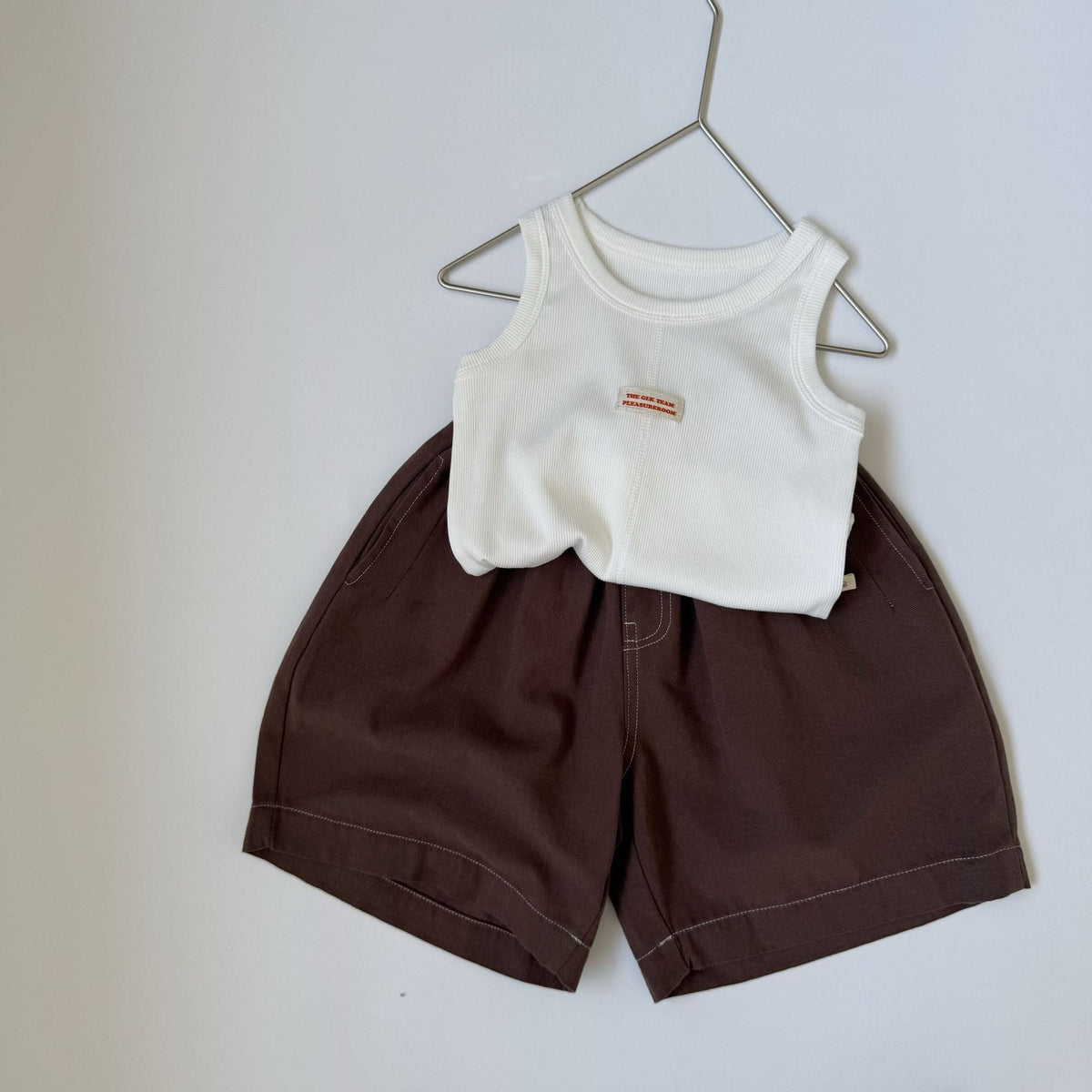 コーヒー色のハーフパンツ、前開き風の縫い取りとステッチデザイン