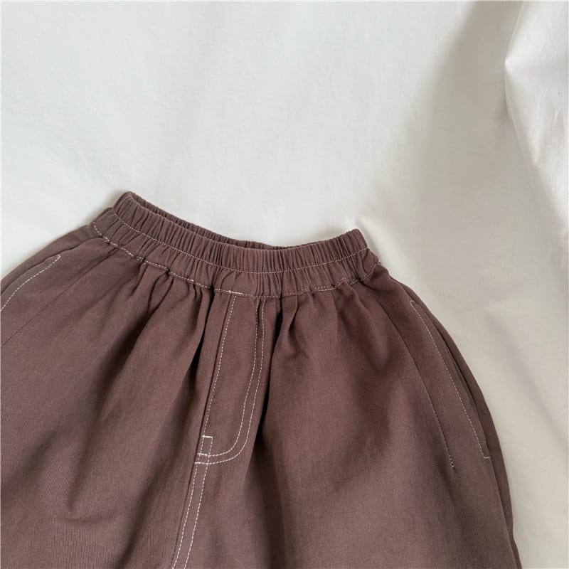 コーヒー色のハーフパンツ、フロント縦ステッチとギャザー入りウエスト