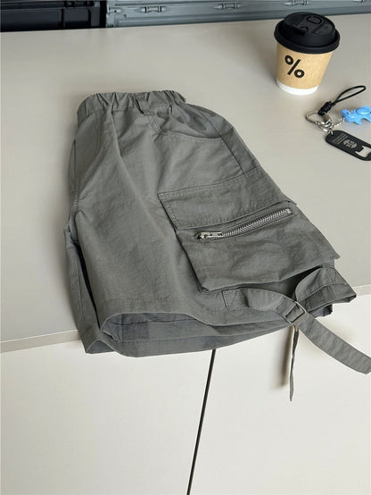 グレーのワーク風ハーフパンツ、斜めジップポケットとカーゴポケット