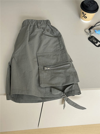 グレーのカーゴハーフパンツ、伸縮ウエストと大きめジップ付きポケット