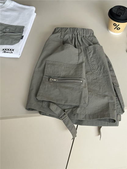 グレーのハーフパンツ、フロントジップポケットとサイドカーゴポケット付き