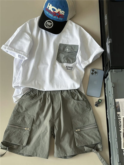 グレーのハーフパンツ（カーゴ）、複数ポケットとジップ付きフラップポケット
