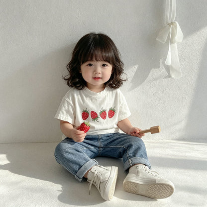 クリームホワイトのいちご柄半袖Tシャツ