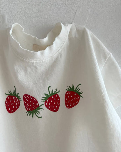 クリームホワイトのいちご柄半袖Tシャツ（胸元アップ）