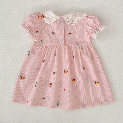 ピンクのストライプ刺繍入りベビー服ワンピース型ロンパース、レース襟と小花柄