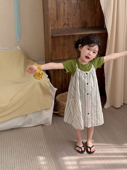ストライプ柄の子ども用ワンピース（ボタン）と緑の半袖Tシャツ