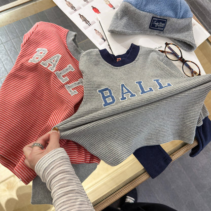 グレーボーダーのスウェットシャツ ネイビーの首まわり、フロントのBALLロゴ
