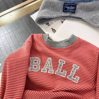 ボーダー柄ロゴスウェットシャツ（レッド）グレー首まわり、フロントのBALLプリント