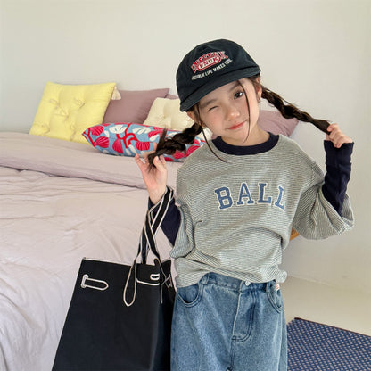グレーのボーダースウェットシャツ、胸「BALL」ロゴプリントと長袖