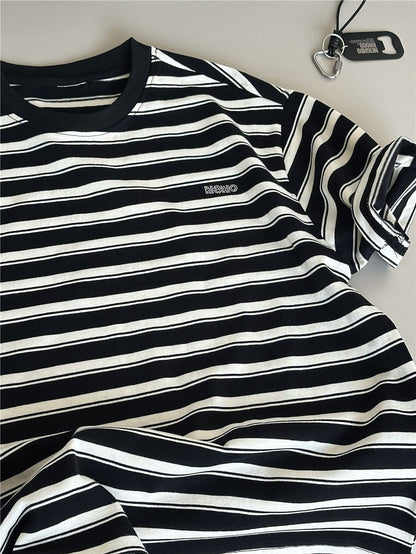 ボーダー柄半袖Tシャツ（黒地×白ライン）。首元リブとフロントロゴ付近