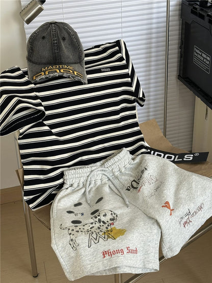 黒地×白ラインのボーダー柄半袖Tシャツ。ゆったりサイズ、ロゴ刺しゅう風