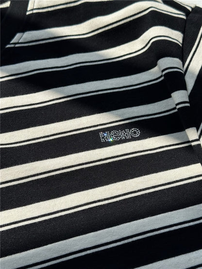 黒×白の細ボーダー半袖Tシャツ。胸元のラインストーン風ロゴアップ