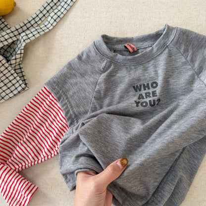 グレー長袖Tシャツ、背面プリント「WHO ARE YOU?」、赤白ボーダーの袖レイヤー
