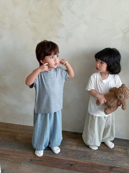 キッズ用グレー半袖Tシャツ、胸元にペンギンモチーフプリント