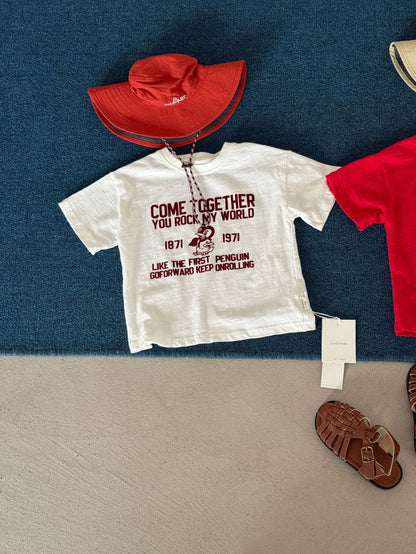 白のキッズ半袖Tシャツ、英字ロゴと数字プリント