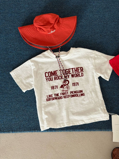 白のキッズ半袖Tシャツ、「COME TOGETHER」英字ロゴと数字プリント