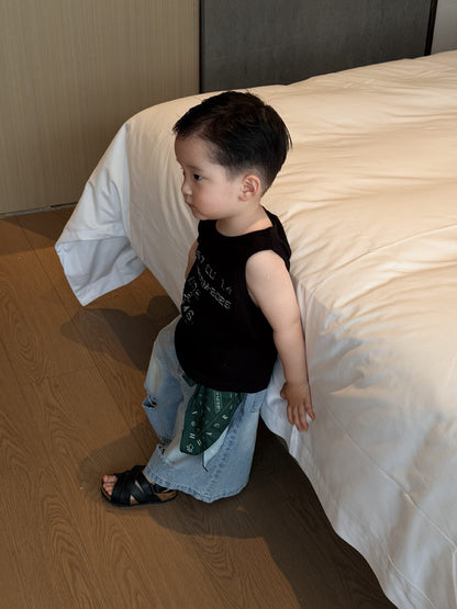 キッズ ロゴプリント ノースリーブTシャツ（ブラック）横姿でロゴが見える